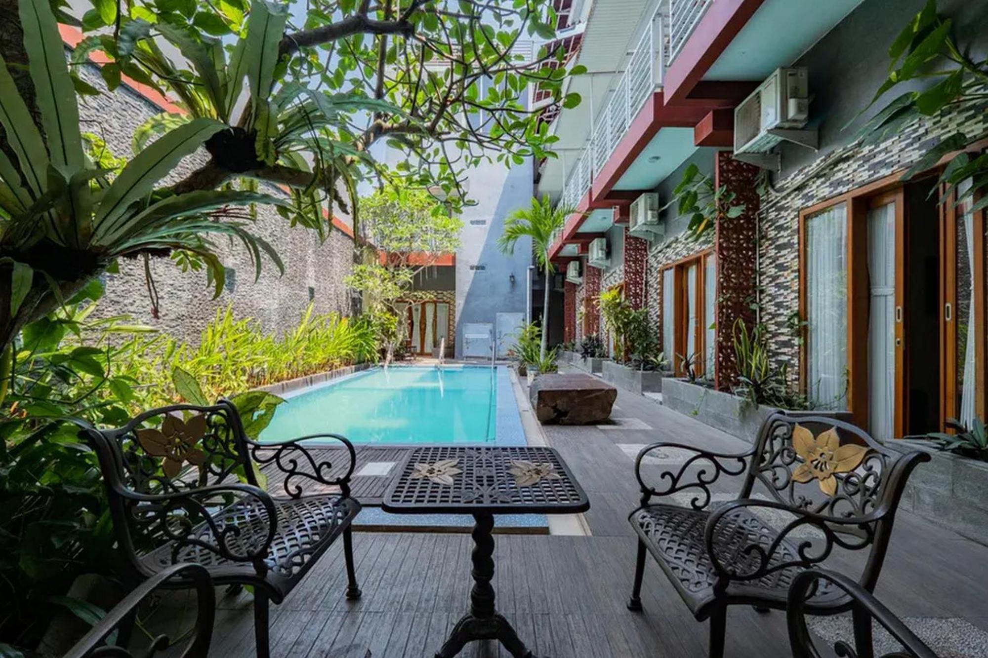 Hotel Reddoorz Premium @ Jalan Cengkeh Malang Exterior foto